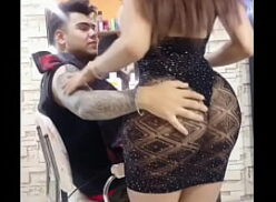 Hombre mostrando el sexo con una puta de lujo caliente