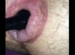 Mujer masturbándose el culo y el coño en video prive