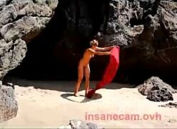 Una pareja de aficionados graba sexo en público en una playa nudista