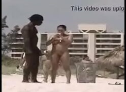 nenas en playa nudista